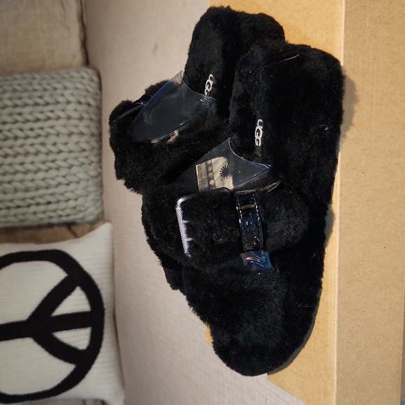 Women's UGG Fuzz Yeah - Picture 2 of 8